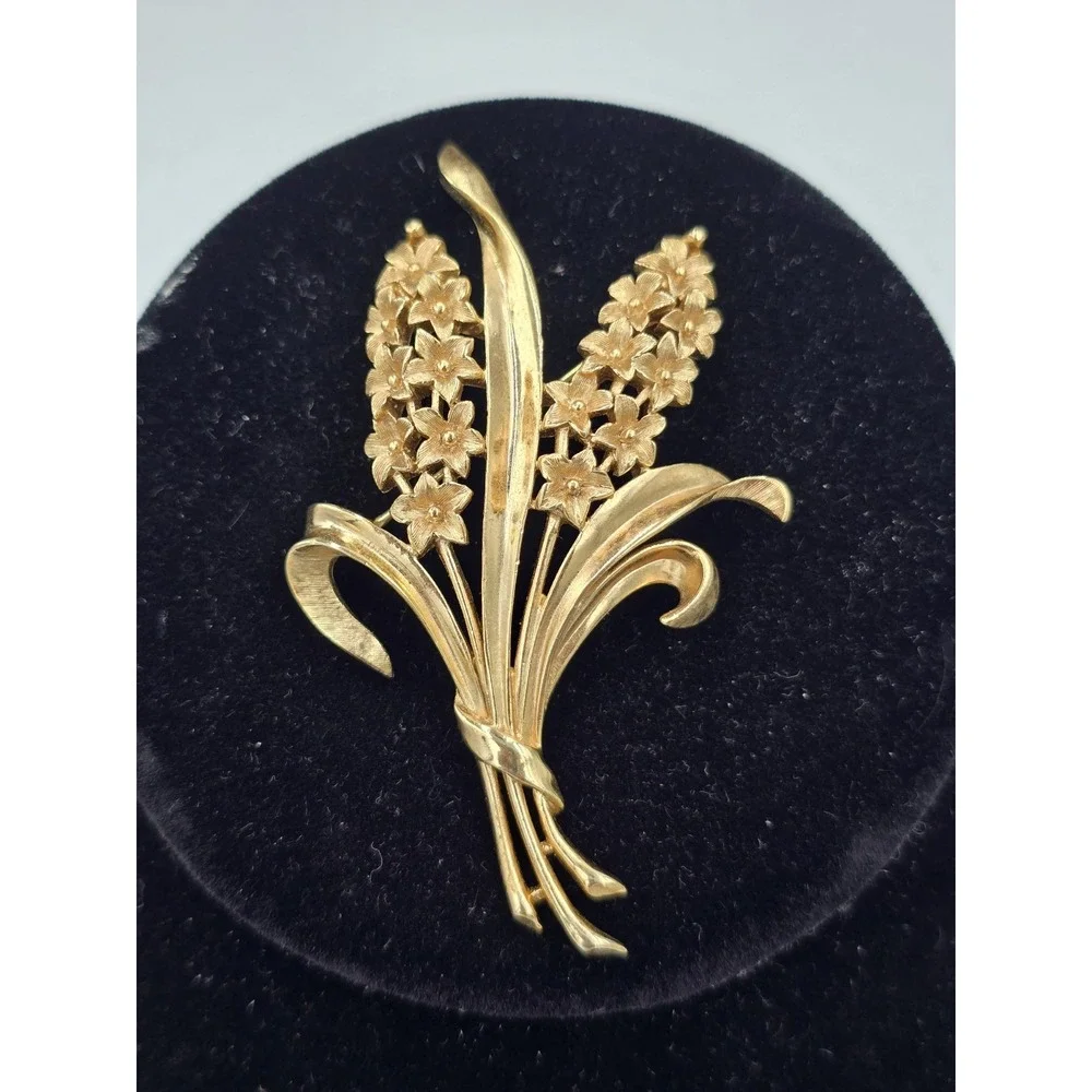 Vintage Gold Tone Textured Trifari 3